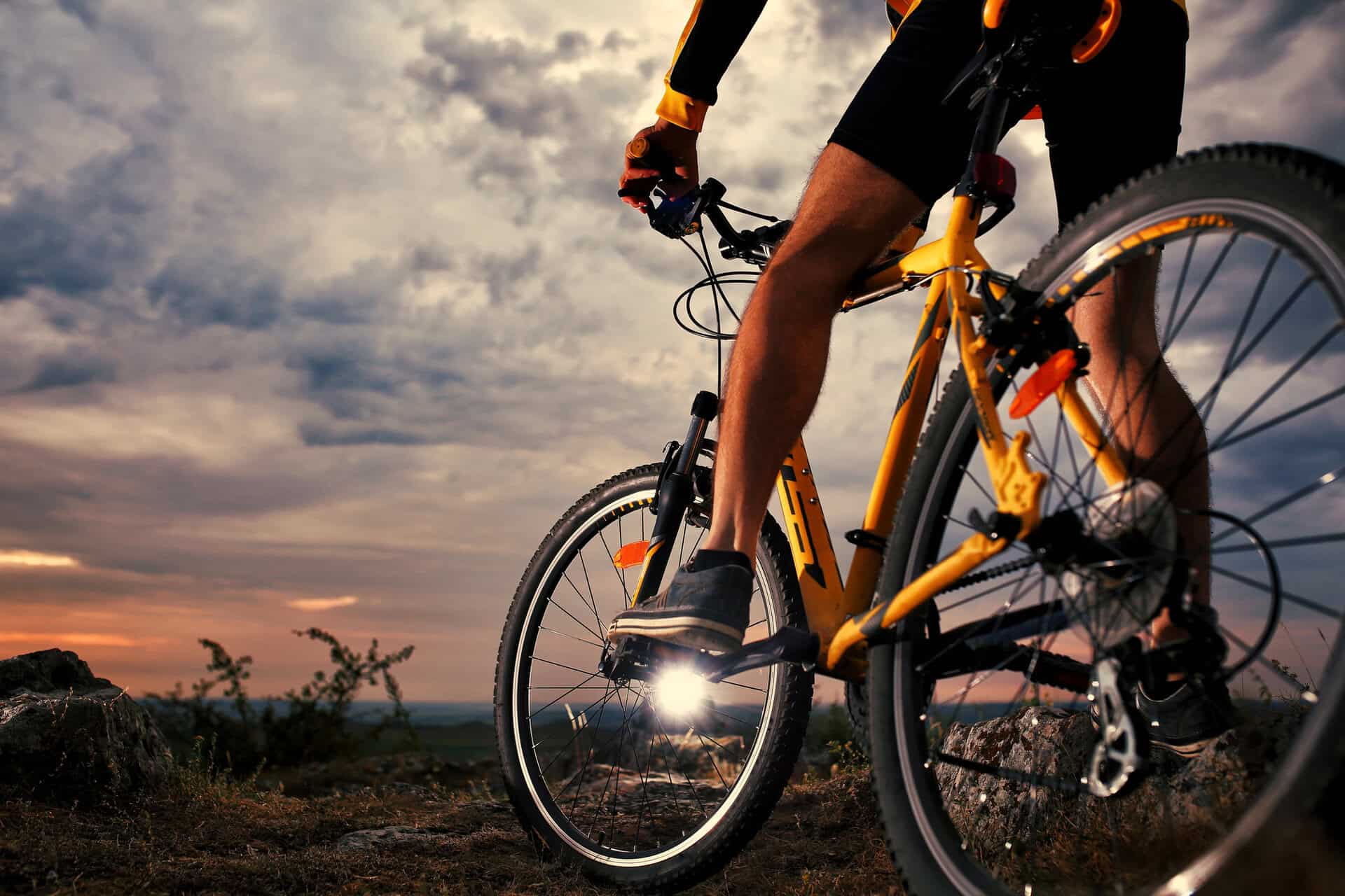 Mountainbiker tijdens een rit bij zonsondergang