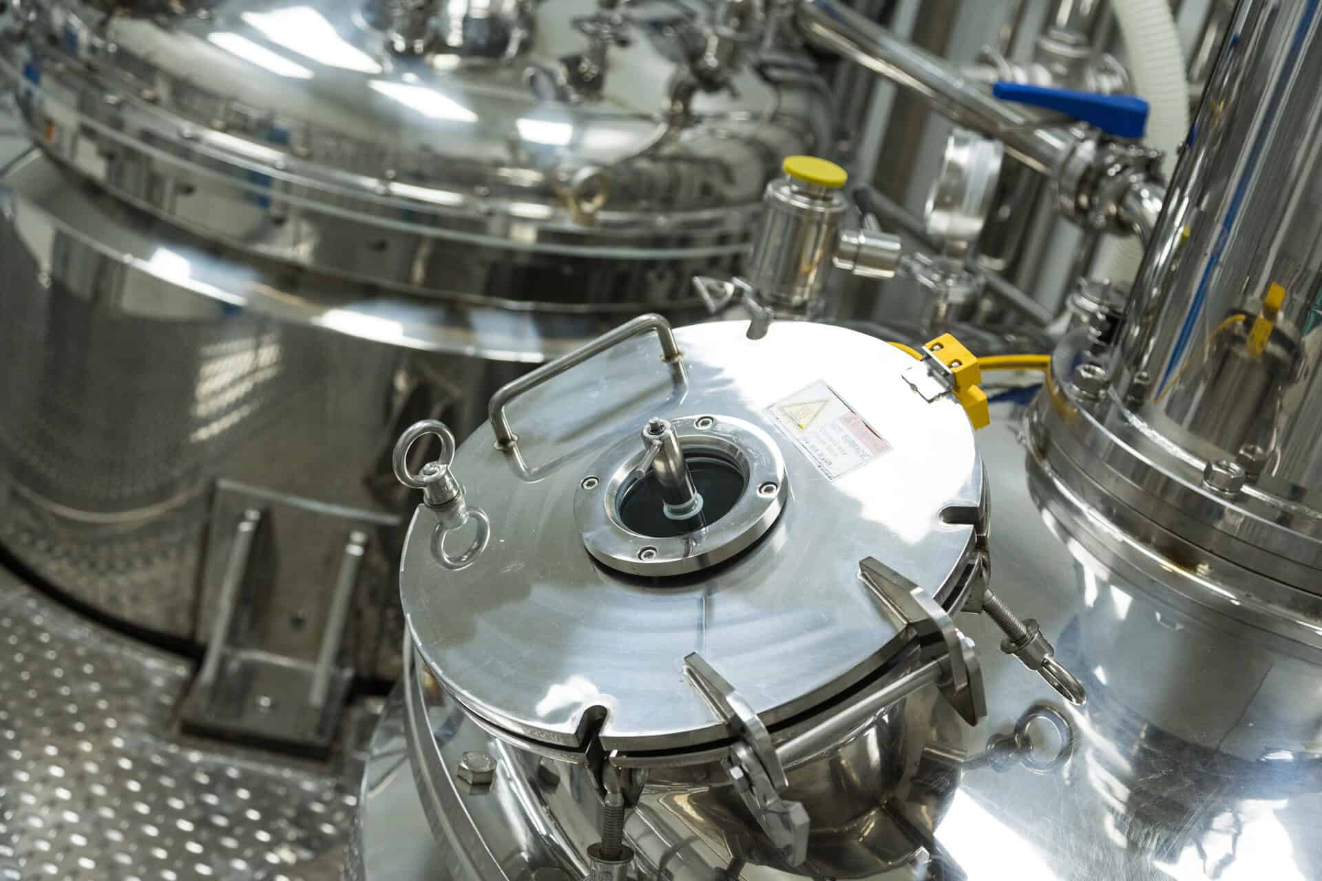 Productie-installatie met roestvrijstalen mengtanks