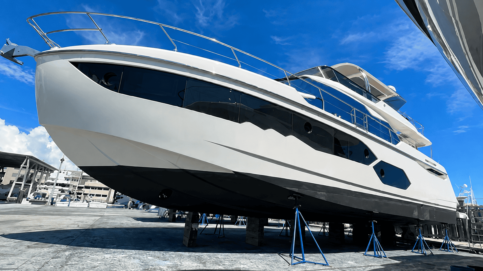 Witte motorjacht op het droge in een jachthaven